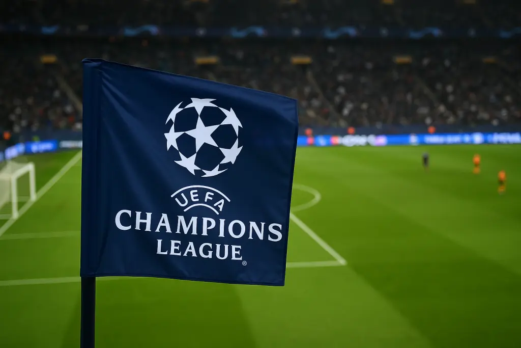 Flaga Ligi Mistrzów UEFA na stadionie przed meczem piłki nożnej