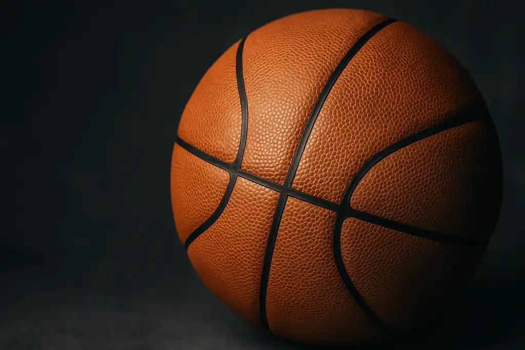 Zbliżenie na piłkę do koszykówki – symbol EuroBasket 2025
