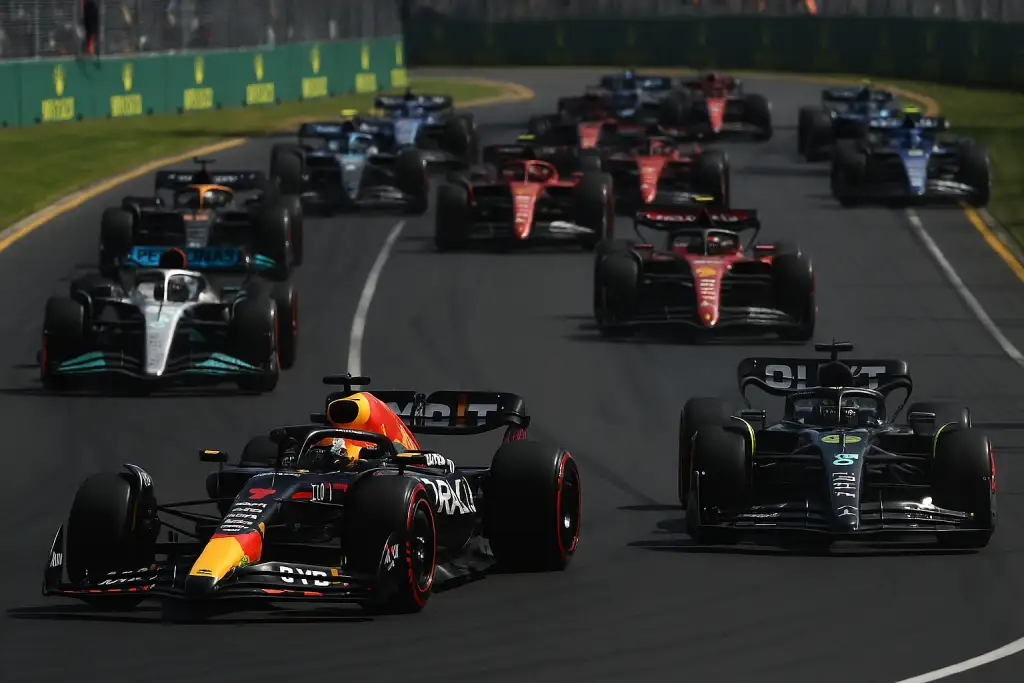 Kalendarz wyścigów F1 w 2025: harmonogram godzinowy, daty – bolidy Red Bull, Mercedes i Ferrari na torze