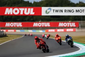 Motocykl Ducati prowadzi stawkę podczas wyścigu MotoGP Japonii 2025 na torze Motegi