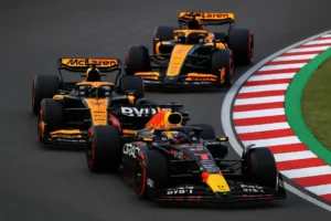 Samochody F1 Red Bull i McLaren podczas wyścigu na torze Suzuka – Grand Prix Japonii 2025