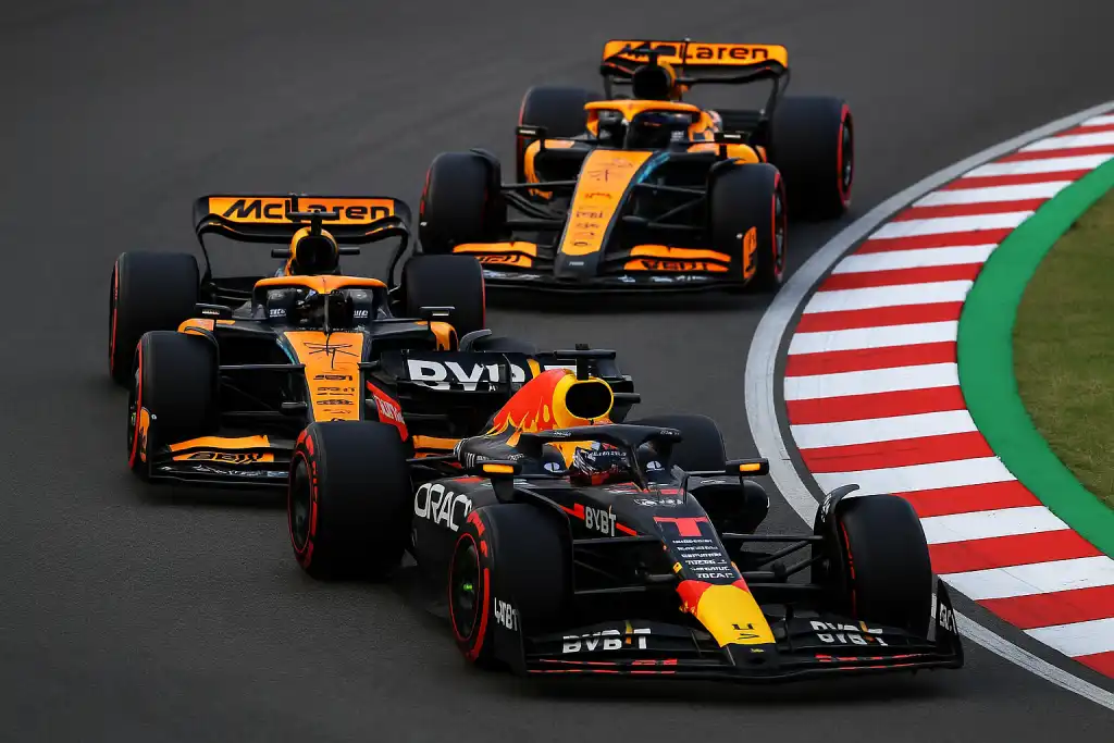 Samochody F1 Red Bull i McLaren podczas wyścigu na torze Suzuka – Grand Prix Japonii 2025