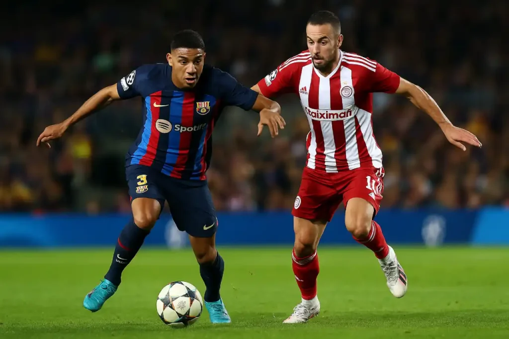 Piłkarze FC Barcelony i Olympiakosu Pireus w akcji podczas meczu Ligi Mistrzów UEFA 2025/2026