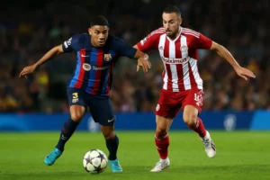 Piłkarze FC Barcelony i Olympiakosu Pireus w akcji podczas meczu Ligi Mistrzów UEFA 2025/2026