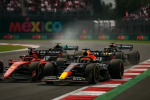 Bolidy Ferrari, Red Bull i Mercedes na torze Autódromo Hermanos Rodríguez podczas wyścigu F1 GP Meksyku 2025