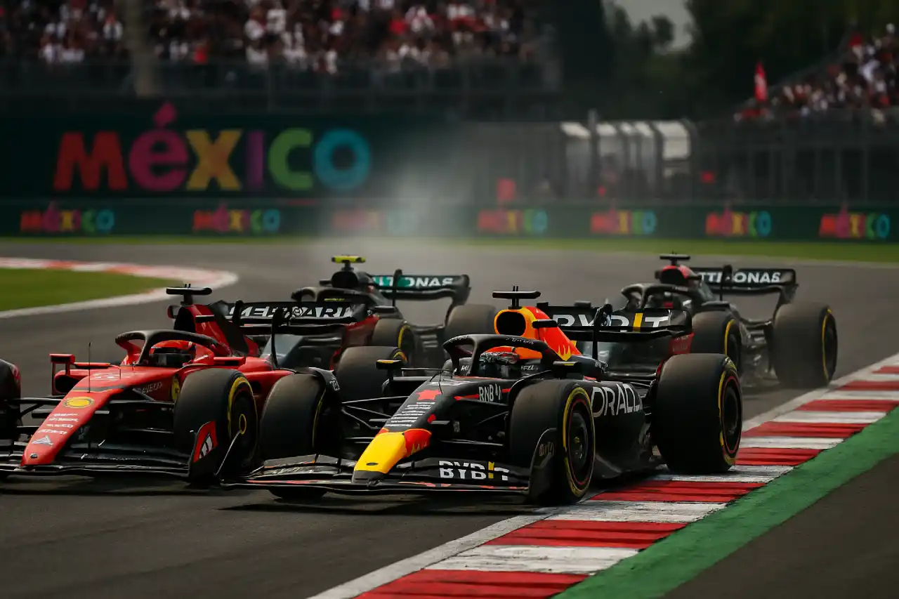 Bolidy Ferrari, Red Bull i Mercedes na torze Autódromo Hermanos Rodríguez podczas wyścigu F1 GP Meksyku 2025