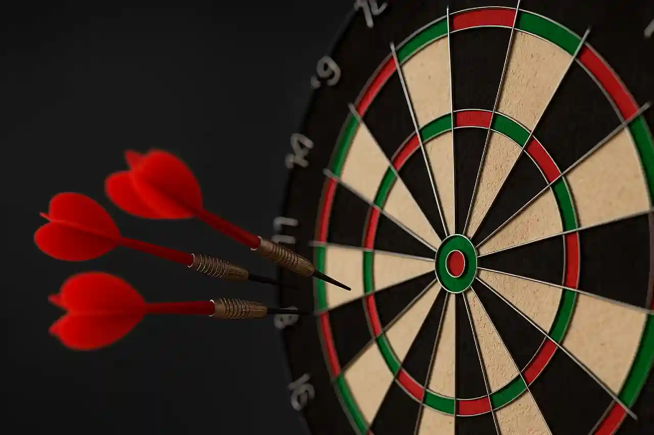 tarcza do darta z trzema rzutkami wbitymi w środek podczas Grand Slam of Darts 2025