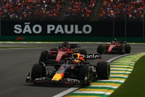 Kierowcy Red Bulla i Ferrari podczas wyścigu F1 São Paulo Grand Prix 2025 na torze Interlagos