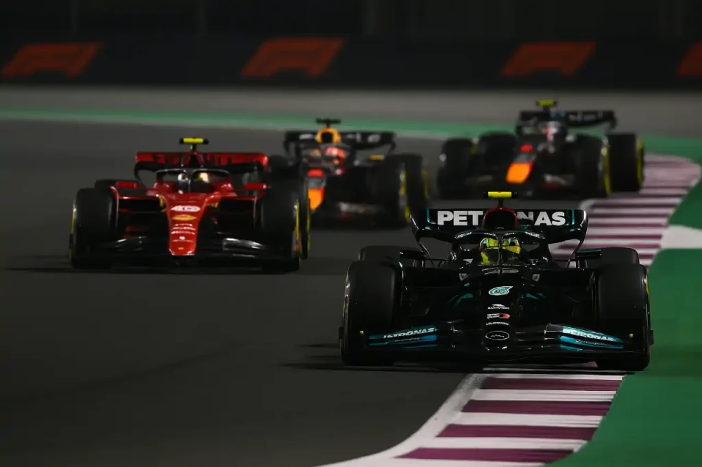Bolody Formuły 1 podczas nocnego wyścigu na torze Losail – Grand Prix Kataru 2025.