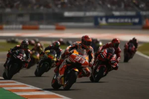 Zawodnicy MotoGP na torze Circuit Ricardo Tormo podczas Grand Prix Walencji 2025