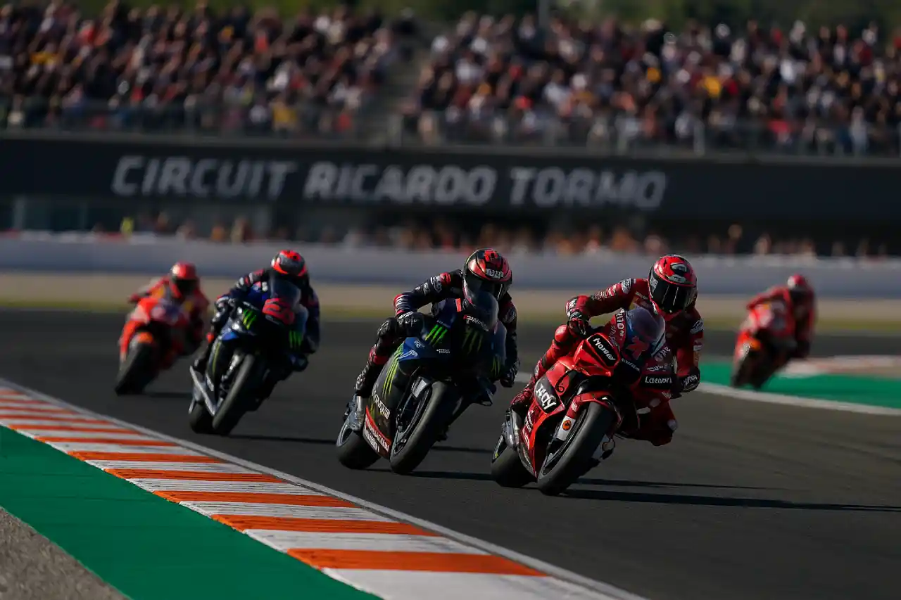 Zawodnicy MotoGP podczas wyścigu na torze Ricardo Tormo w Walencji