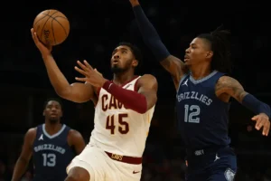 Zawodnik Cleveland Cavaliers w akcji ofensywnej przeciwko obrońcy Memphis Grizzlies podczas meczu NBA 2025.