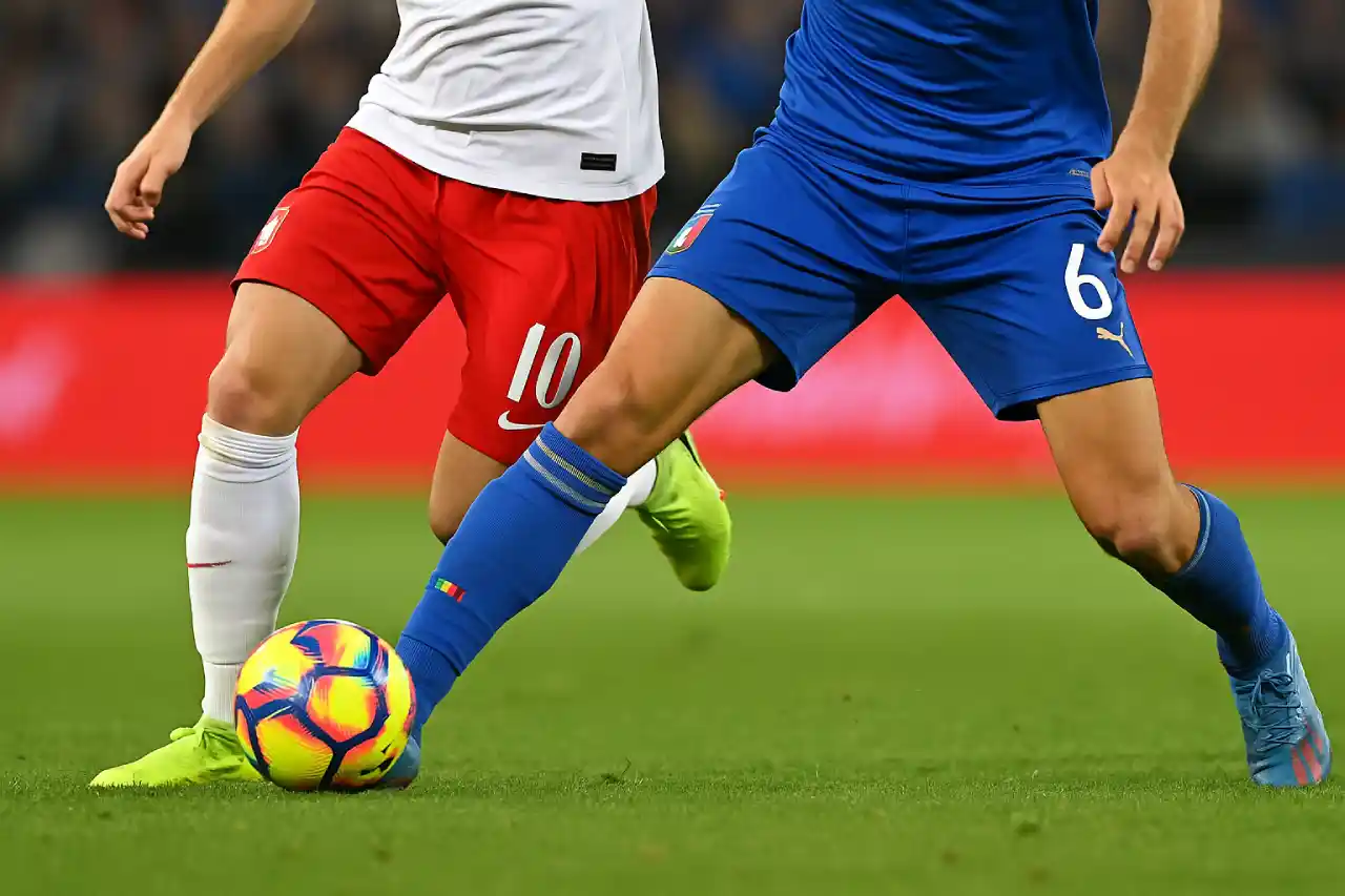 Zacięta walka o piłkę podczas meczu Polska U21 – Włochy U21 na trawie stadionu w Szczecinie