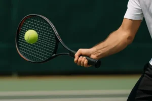 Zbliżenie na rękę tenisisty trzymającego rakietę podczas meczu w Pucharze Davisa, realistyczna akcja na korcie.