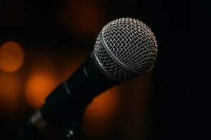 Zbliżenie na mikrofon sceniczny podczas koncertu RapOrkiestra – Legendy polskiego hip-hopu 2025